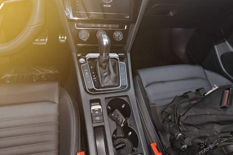 Used Volkswagen Magotan 2025 Zhongxiang Version 280TSI DSG Comfort Edition Gear Lever