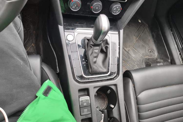 Used Volkswagen Magotan 2025 Zhongxiang Version 280TSI DSG Comfort Edition Gear Lever