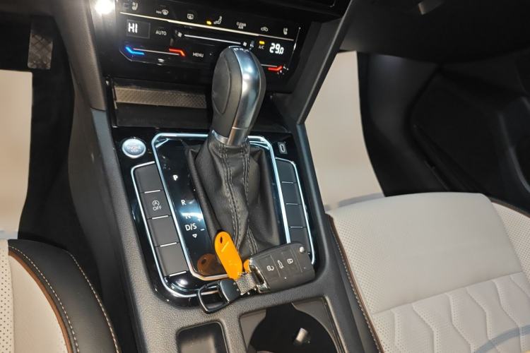 Used Volkswagen Magotan 2025 Revised Version 2 Zhongxiang Edition 330TSI DSG Luxury Trim Gear Lever
