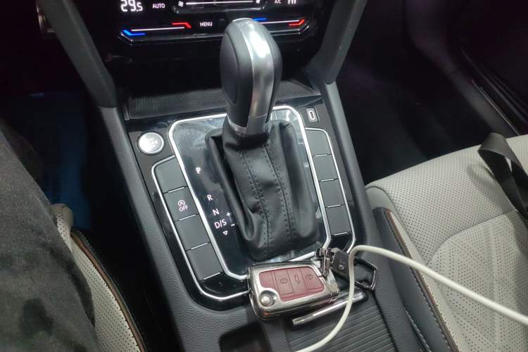 Used Volkswagen Magotan 2025 Zhongxiang Version 330TSI DSG Luxury Edition Gear Lever