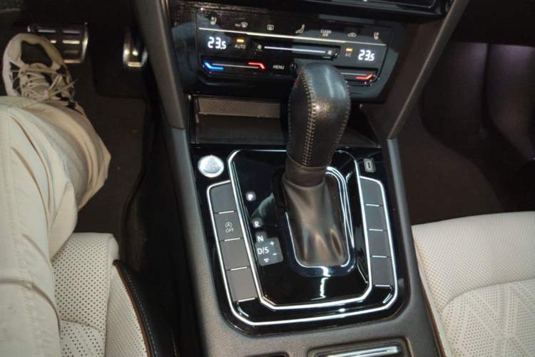Used Volkswagen Magotan 2025 Revised Version 2 Zhongxiang Edition 330TSI DSG Luxury Trim Gear Lever