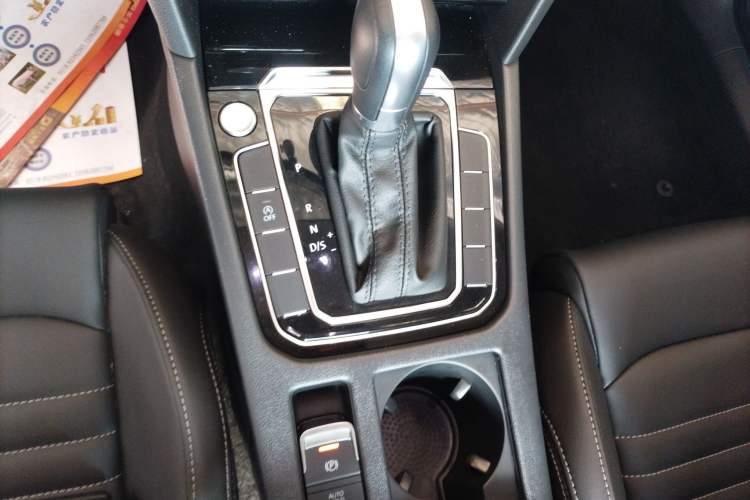 Used Volkswagen Magotan 2025 Zhongxiang Version 280TSI DSG Comfort Edition Gear Lever