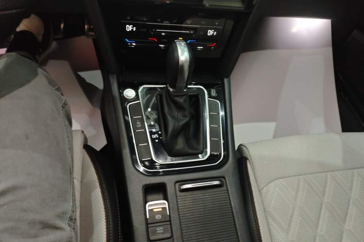 Used Volkswagen Magotan 2025 Revised Version Zhongxiang Edition 330TSI DSG Luxury Trim Gear Lever