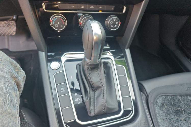Used Volkswagen Magotan 2025 Zhongxiang Version 280TSI DSG Comfort Edition Gear Lever