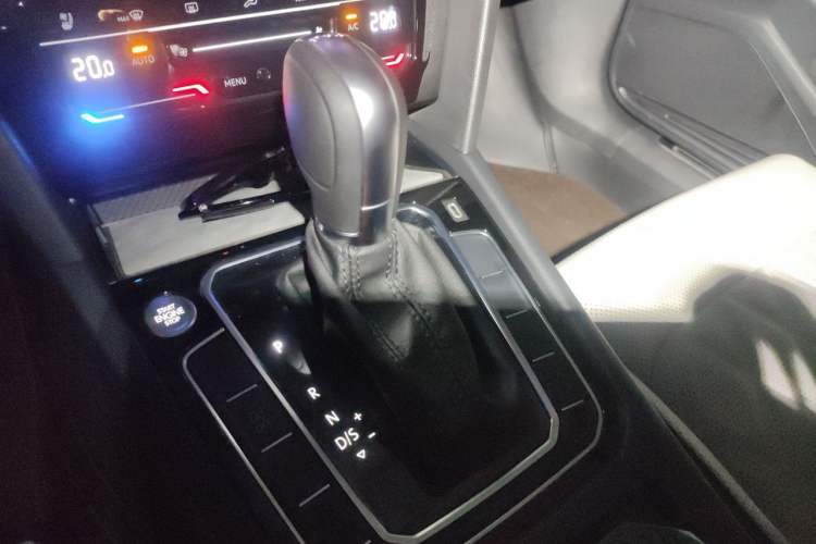 Used Volkswagen Magotan 2025 Zhongxiang Version 330TSI DSG Luxury Edition Gear Lever