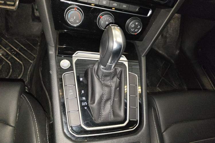 Used Volkswagen Magotan 2025 Zhongxiang Version 280TSI DSG Comfort Edition Gear Lever