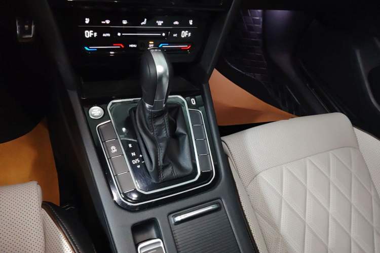 Used Volkswagen Magotan 2025 Zhongxiang Version 330TSI DSG Luxury Edition Gear Lever