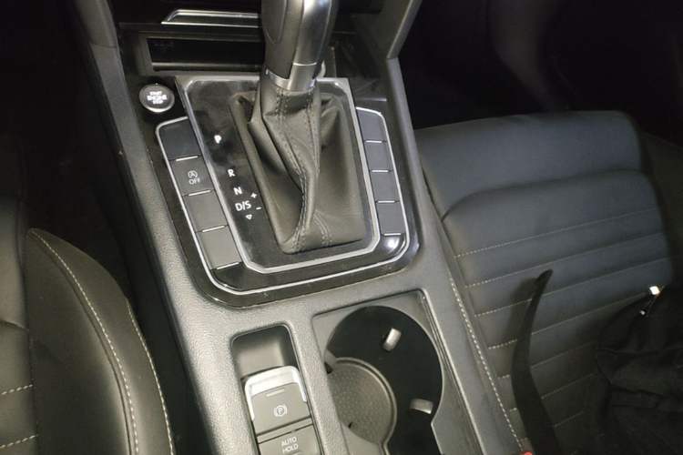 Used Volkswagen Magotan 2025 Zhongxiang Version 280TSI DSG Comfort Edition Gear Lever