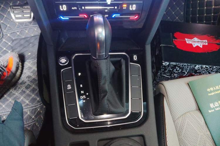 Used Volkswagen Magotan 2025 Zhongxiang Version 330TSI DSG Luxury Edition Gear Lever