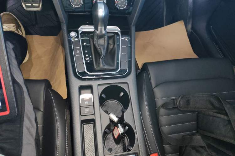 Used Volkswagen Magotan 2025 Zhongxiang Version 280TSI DSG Comfort Edition Gear Lever