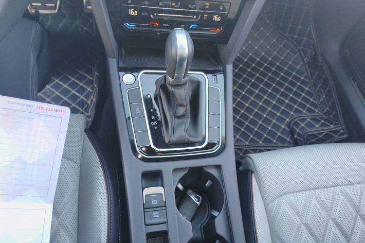Used Volkswagen Magotan 2025 Revised Version Zhongxiang Edition 330TSI DSG Luxury Trim Gear Lever