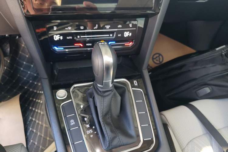 Used Volkswagen Magotan 2025 Revised Version 2 Zhongxiang Edition 330TSI DSG Luxury Trim Gear Lever