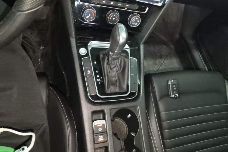 Used Volkswagen Magotan 2025 Zhongxiang Version 280TSI DSG Comfort Edition Gear Lever