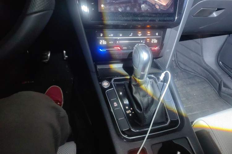 Used Volkswagen Magotan 2025 Revised Version Zhongxiang Edition 330TSI DSG Luxury Trim Gear Lever