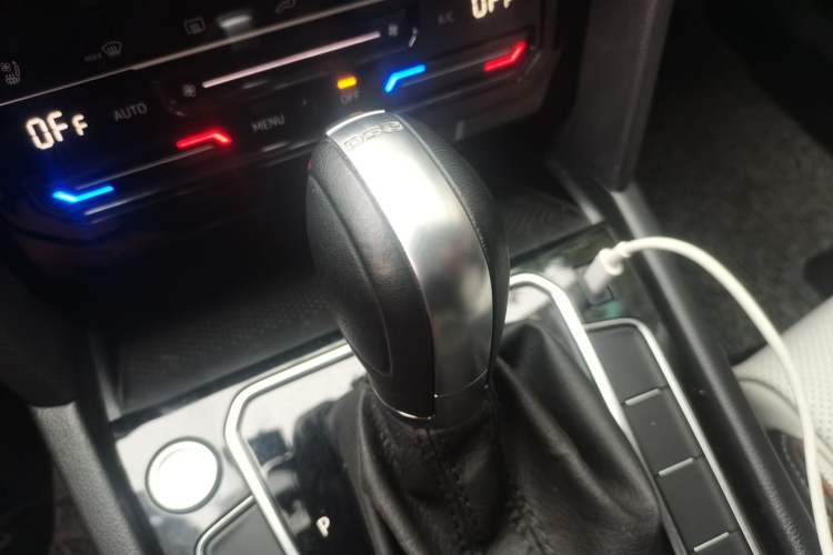 Used Volkswagen Magotan 2025 Revised Version Zhongxiang Edition 330TSI DSG Luxury Trim Gear Lever