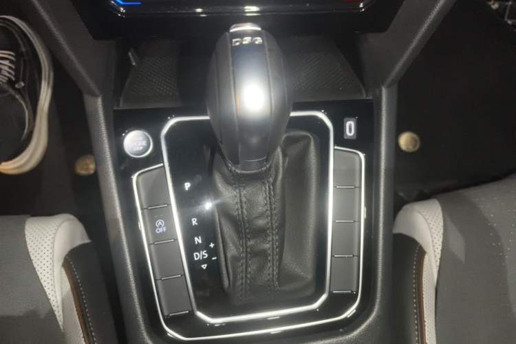Used Volkswagen Magotan 2025 Revised Version 2 Zhongxiang Edition 330TSI DSG Luxury Trim Gear Lever