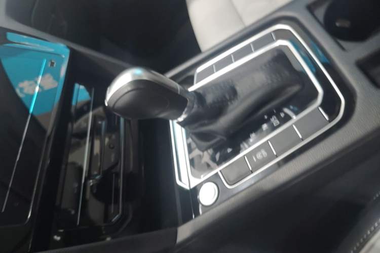 Used Volkswagen Magotan 2025 Revised Version Zhongxiang Edition 280TSI DSG Luxury Trim Gear Lever