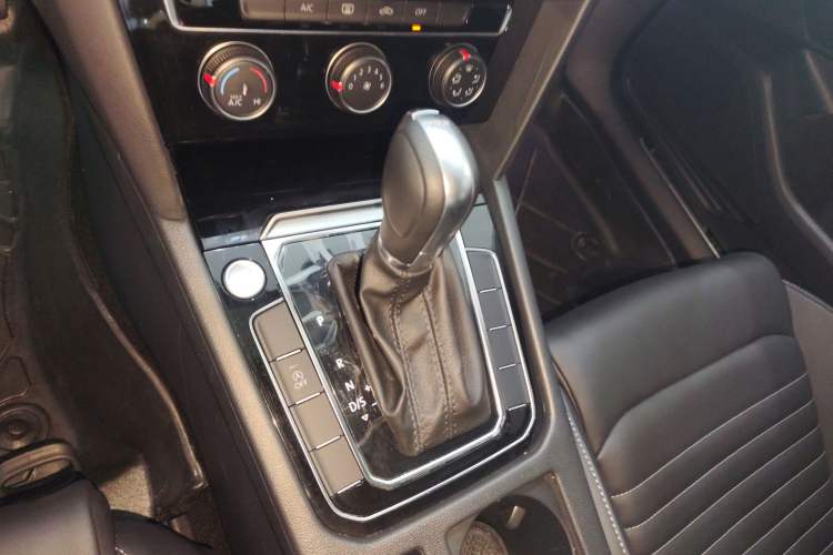 Used Volkswagen Magotan 2025 Zhongxiang Version 280TSI DSG Comfort Edition Gear Lever