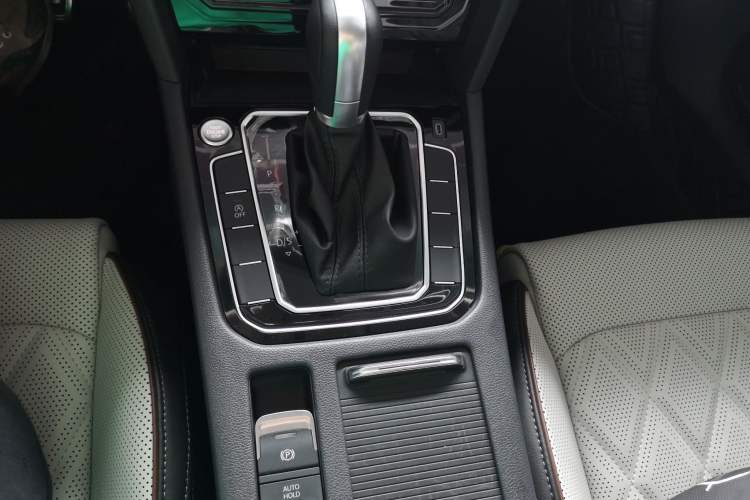 Used Volkswagen Magotan 2025 Revised Version Zhongxiang Edition 330TSI DSG Luxury Trim Gear Lever