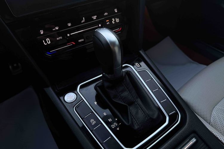 Used Volkswagen Magotan 2025 Revised Version Zhongxiang Edition 330TSI DSG Luxury Trim Gear Lever