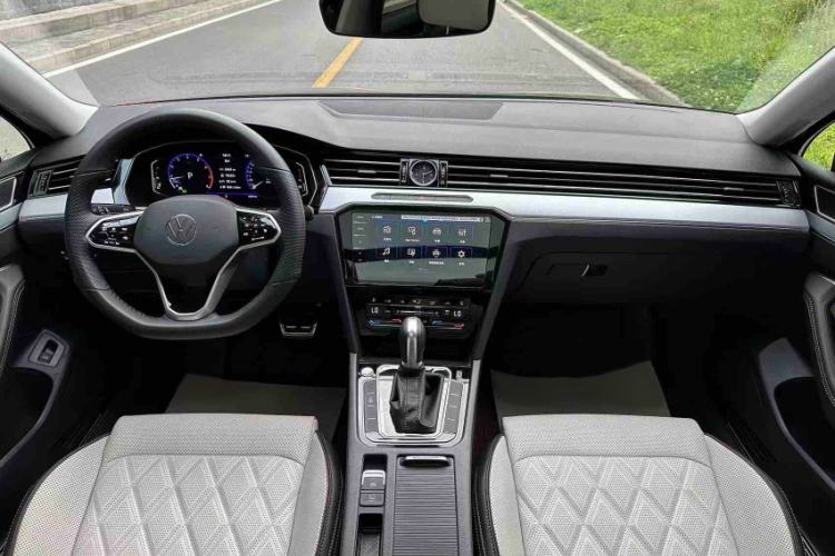 Used Volkswagen Magotan 2025 Revised Version Zhongxiang Edition 330TSI DSG Luxury Trim Interior 1