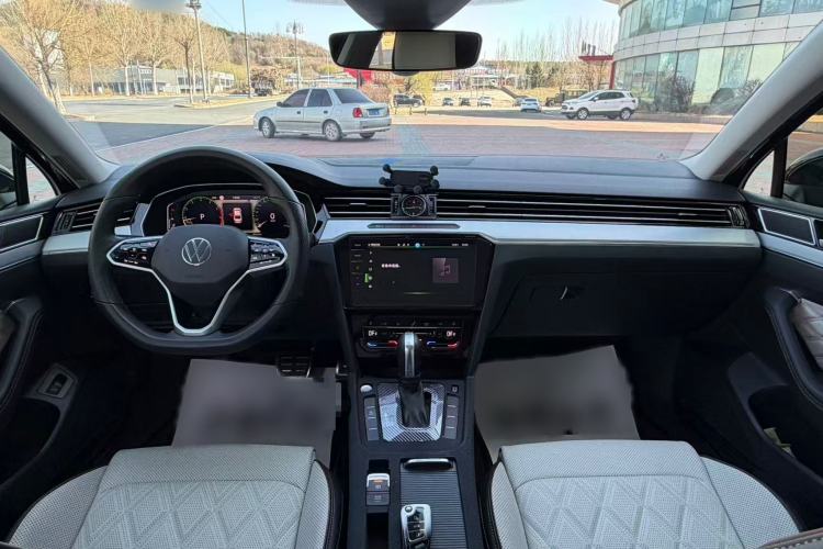 Used Volkswagen Magotan 2025 Zhongxiang Version 330TSI DSG Luxury Edition Interior 1