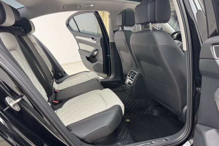 Used Volkswagen Magotan 2025 Revised Version Zhongxiang Edition 330TSI DSG Luxury Trim Interior 11