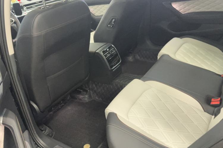 Used Volkswagen Magotan 2025 Revised Version Zhongxiang Edition 330TSI DSG Luxury Trim Interior 13