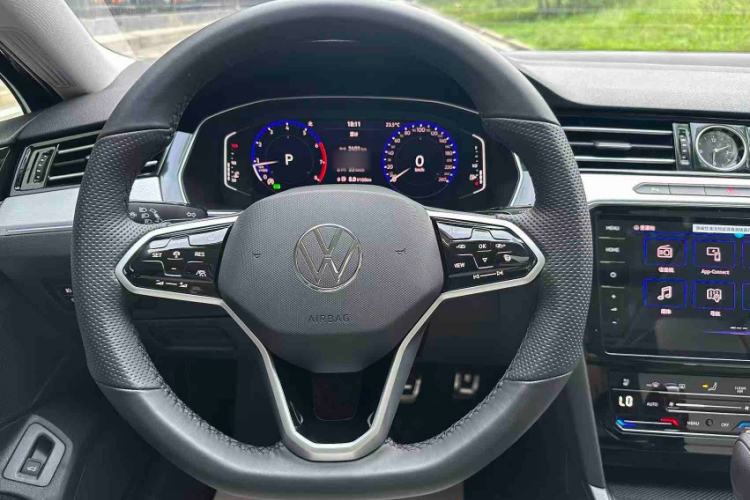 Used Volkswagen Magotan 2025 Revised Version Zhongxiang Edition 330TSI DSG Luxury Trim Interior 2