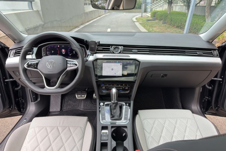 Used Volkswagen Magotan 2025 Zhongxiang Version 330TSI DSG Luxury Edition Interior 2