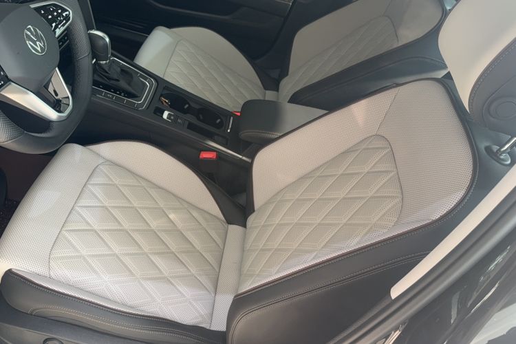 Used Volkswagen Magotan 2025 Revised Version Zhongxiang Edition 330TSI DSG Luxury Trim Interior 2
