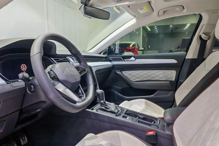 Used Volkswagen Magotan 2025 Zhongxiang Version 330TSI DSG Luxury Edition Interior 2