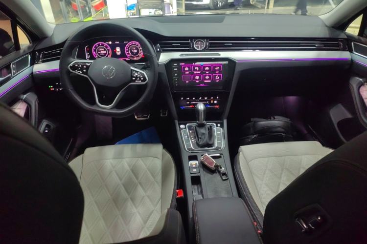 Used Volkswagen Magotan 2025 Zhongxiang Version 330TSI DSG Luxury Edition Interior 2