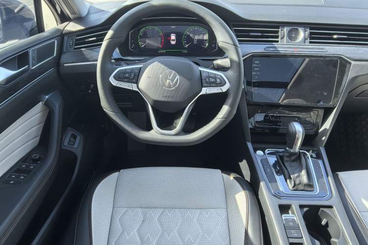 Used Volkswagen Magotan 2025 Revised Version 2 Zhongxiang Edition 330TSI DSG Luxury Trim Interior 2