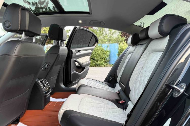 Used Volkswagen Magotan 2025 Revised Version Zhongxiang Edition 330TSI DSG Luxury Trim Interior 2