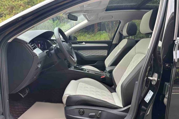 Used Volkswagen Magotan 2025 Revised Version Zhongxiang Edition 330TSI DSG Luxury Trim Interior 3