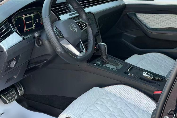 Used Volkswagen Magotan 2025 Zhongxiang Version 330TSI DSG Luxury Edition Interior 3