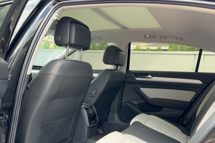 Used Volkswagen Magotan 2025 Revised Version 2 Zhongxiang Edition 330TSI DSG Luxury Trim Interior 3