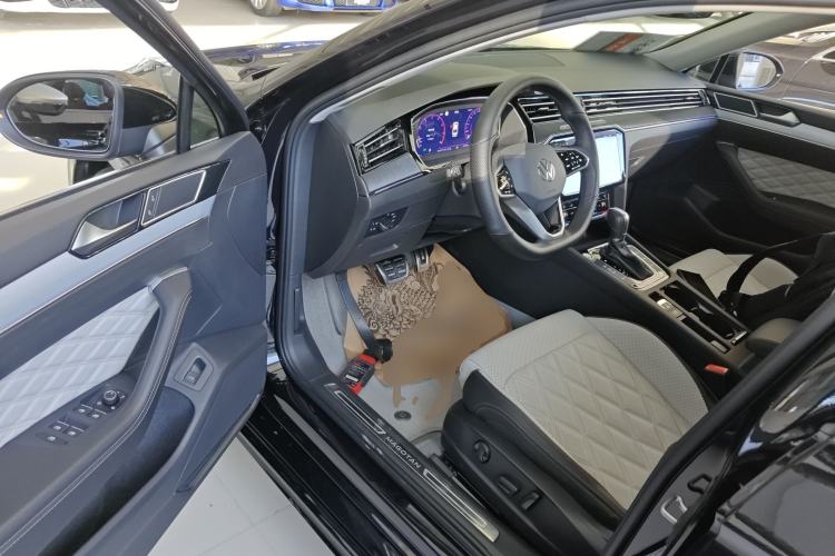 Used Volkswagen Magotan 2025 Zhongxiang Version 330TSI DSG Luxury Edition Interior 3
