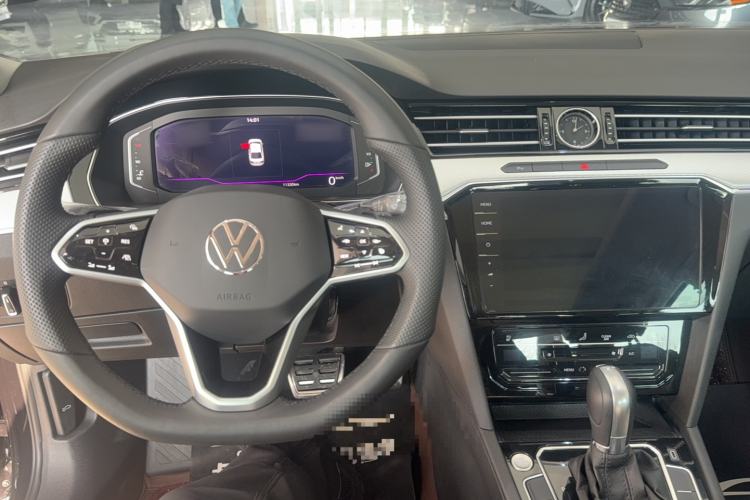 Used Volkswagen Magotan 2025 Revised Version Zhongxiang Edition 330TSI DSG Luxury Trim Interior 3