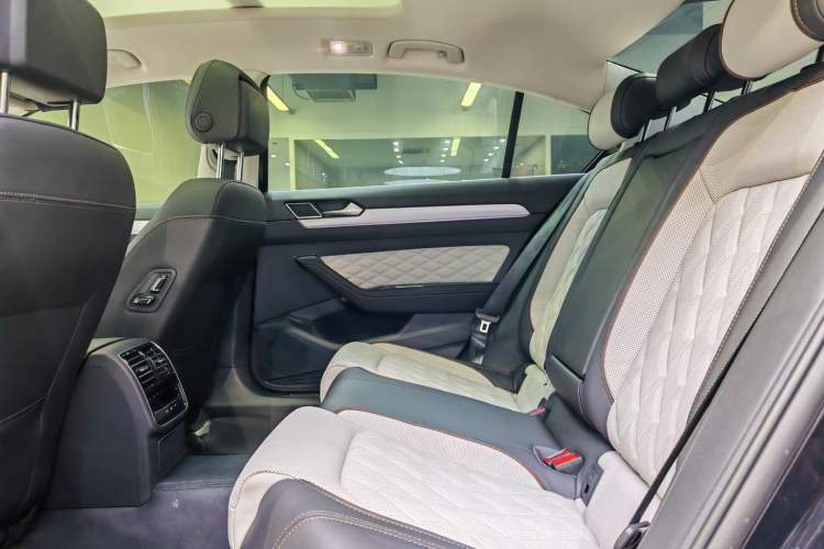 Used Volkswagen Magotan 2025 Zhongxiang Version 330TSI DSG Luxury Edition Interior 3