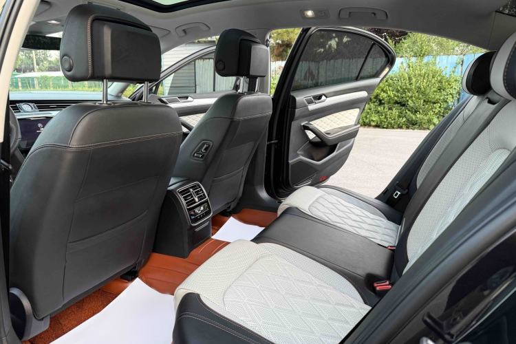 Used Volkswagen Magotan 2025 Revised Version Zhongxiang Edition 330TSI DSG Luxury Trim Interior 3