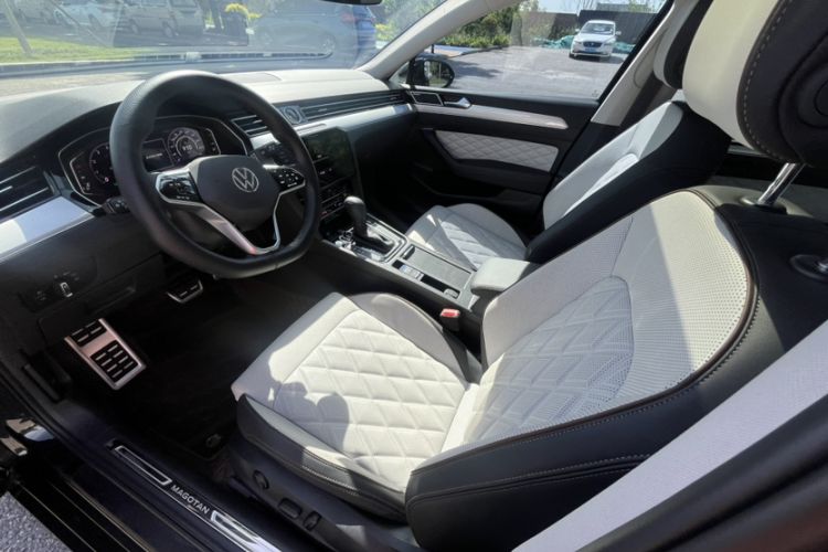 Used Volkswagen Magotan 2025 Revised Version Zhongxiang Edition 330TSI DSG Luxury Trim Interior 4