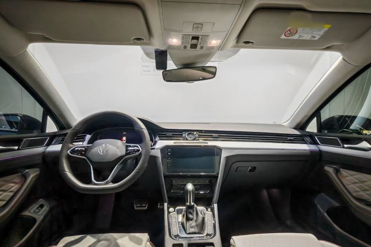 Used Volkswagen Magotan 2025 Zhongxiang Version 330TSI DSG Luxury Edition Interior 4