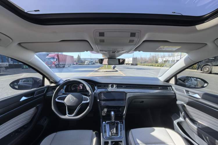 Used Volkswagen Magotan 2025 Revised Version 2 Zhongxiang Edition 330TSI DSG Luxury Trim Interior 4