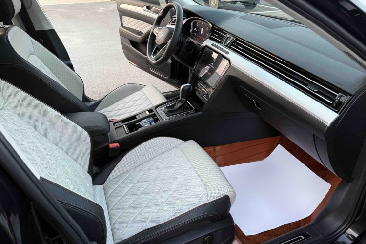 Used Volkswagen Magotan 2025 Revised Version Zhongxiang Edition 330TSI DSG Luxury Trim Interior 4