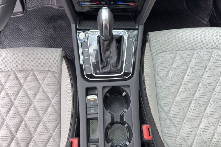 Used Volkswagen Magotan 2025 Zhongxiang Version 330TSI DSG Luxury Edition Interior 5