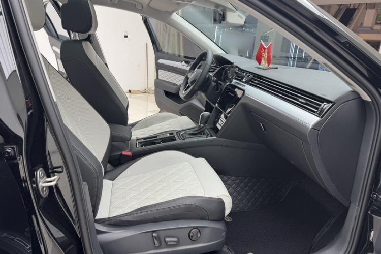 Used Volkswagen Magotan 2025 Revised Version Zhongxiang Edition 330TSI DSG Luxury Trim Interior 9