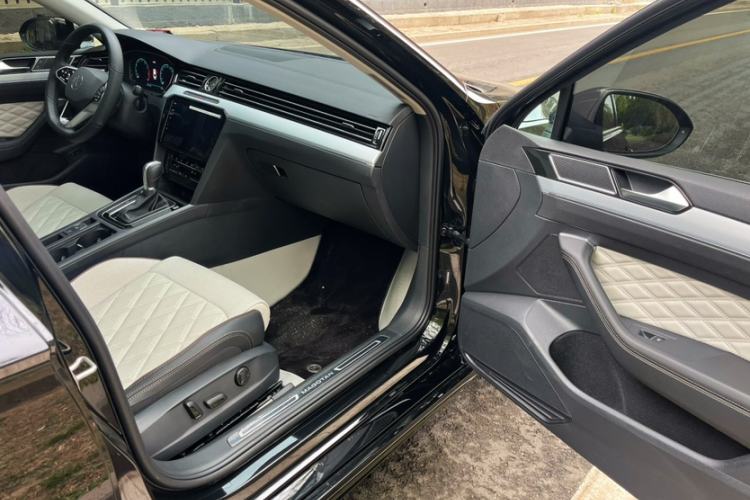 Used Volkswagen Magotan 2025 Revised Version 2 Zhongxiang Edition 330TSI DSG Luxury Trim Interior 9