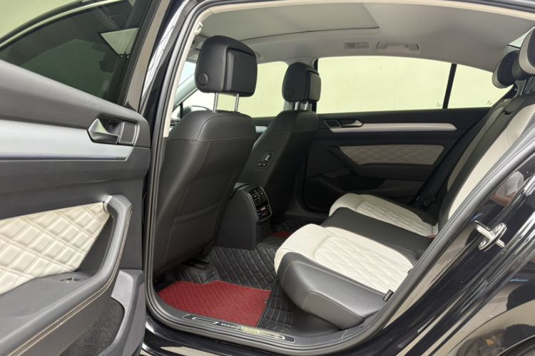 Used Volkswagen Magotan 2025 Zhongxiang Version 330TSI DSG Luxury Edition Interior 9